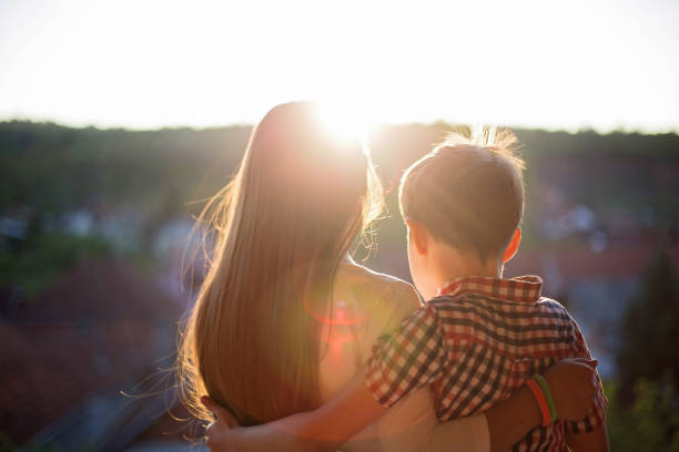 小さなお子様向けには、サンセット - relationship difficulties family symbols of peace bonding ストックフォトと画像