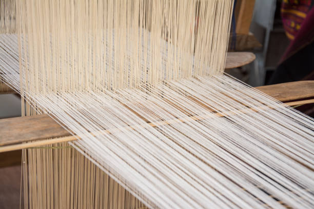 femme tissage de la soie de manière traditionnelle au manuel métier à tisser. thaïlande - manufacture de tapis photos et images de collection