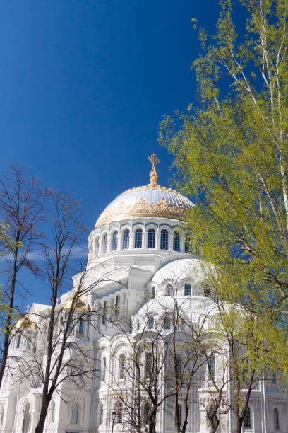 istock Naval Cathedral of Saint Nicholas in Kronstadt 687028550