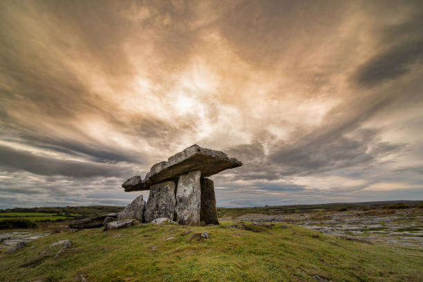 poulnabrone tumba portal en irlanda - dolmen stone grave ancient fotografías e imágenes de stock