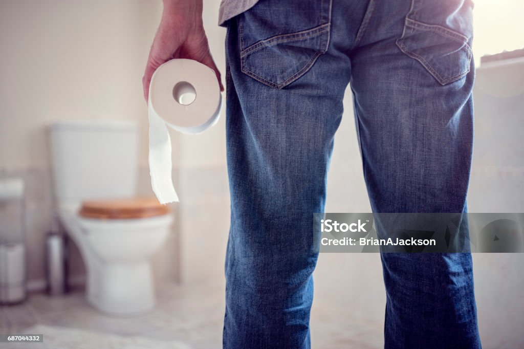 Rollo de papel de higiénico de explotación de hombre en el baño - Foto de stock de Lavabo - Instalación fija libre de derechos