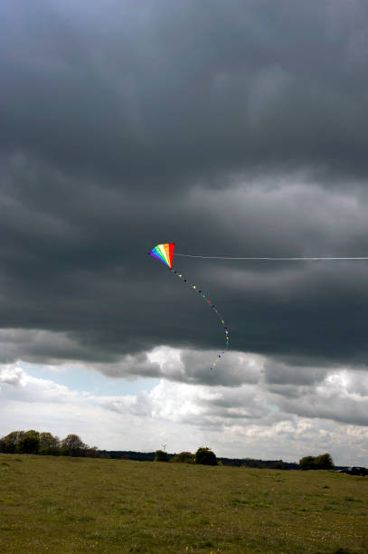 pozwala odejść latać latawiec - weather time travel locations nature zdjęcia i obrazy z banku zdjęć