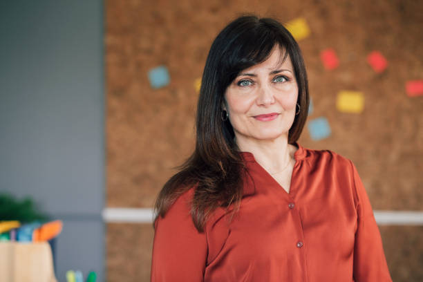 retrato de una mujer empresaria - cabello castaño fotografías e imágenes de stock