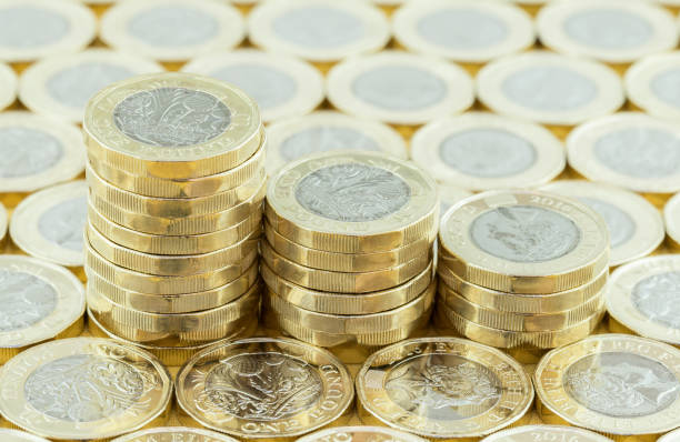 영국 돈, 3 스택에 새로운 파운드 동전. - moving up gold silver growth 뉴스 사진 이미지