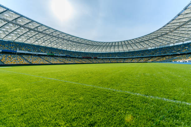 vue panoramique du stade de terrain de soccer et des sièges de stade - soccer field soccer football field grass photos et images de collection