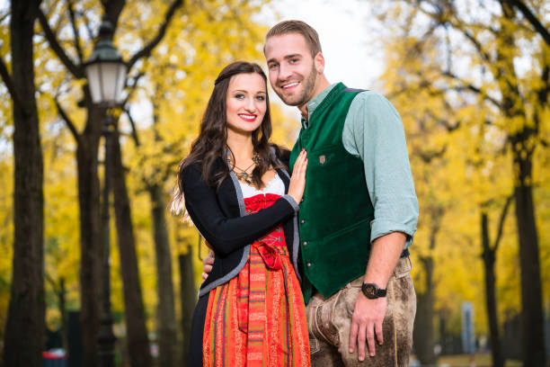 pareja feliz con tracht en baviera - dirndl traditional clothing austria traditional culture fotografías e imágenes de stock