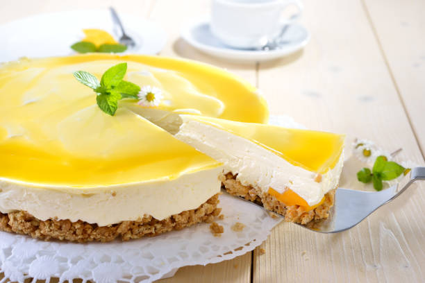 cheesecake al mango - panna acida foto e immagini stock