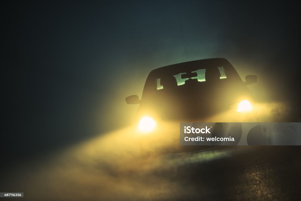 Coche que conduce en la niebla - Foto de stock de Faro - Luz de vehículo libre de derechos