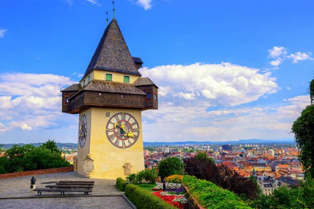 그라츠, 오스트리아에 있는 uhrturm 역사적인 시계탑 - graz clock tower clock austria 뉴스 사진 이미지