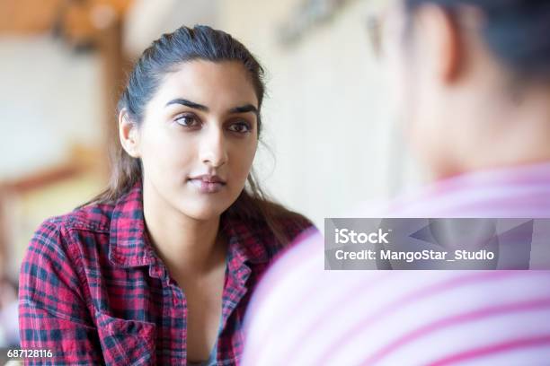 Mujer India Concentrada Hablando Con Amigo Foto de stock y más banco de imágenes de Escuchar - Escuchar, Diálogo, Serio