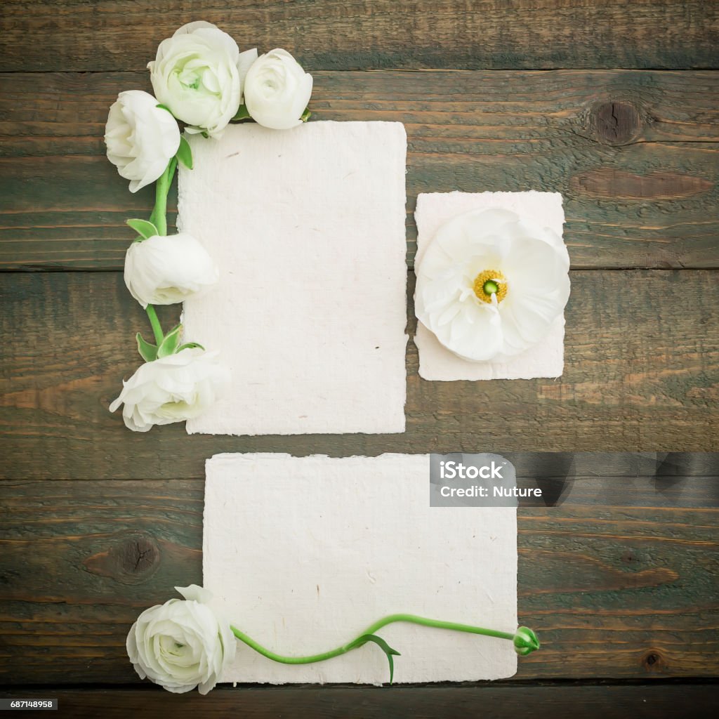 종이 카드와 봉투 나무 배경에 흰색 꽃으로 합니다. 평면 위치, 최고 볼 수 있습니다. 빈티지 배경입니다. - 로열티 프리 0명 스톡 사진