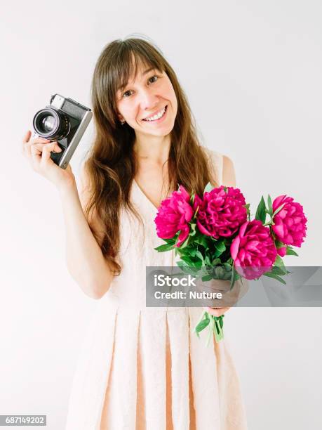 모란과 오래 된 빈티지 카메라의 손에 꽃다발 들고 행복 한 젊은 여자 달콤한 로맨틱 순간입니다 웃는 여자 결혼식에 대한 스톡 사진 및 기타 이미지