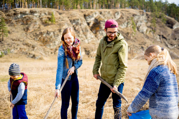 istock Family is cleaning outside 687151978