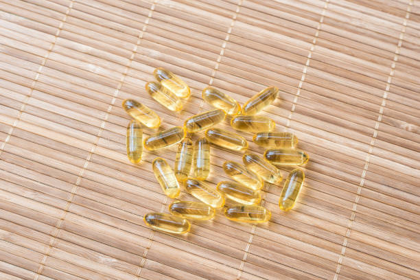 cod liver oil omega 3 gel-kapseln - capsule gel effect pill vitamin pill stock-fotos und bilder