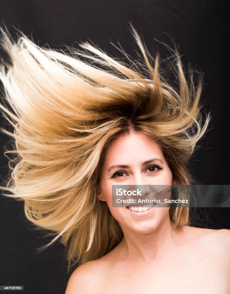 그녀의 머리를 흔들어 아름다운 젊은 여자의 초상화 - 로열티 프리 �관능 스톡 사진