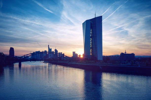 europäische zentral bank building bei sonnenuntergang - ecb stock-fotos und bilder