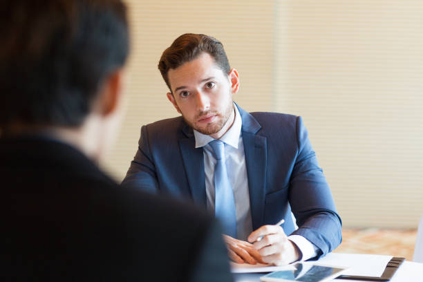 sério candidato entrevistando chefe - job search note pad business person interview - fotografias e filmes do acervo