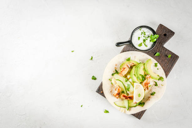 frische gesunde tacos - grilled chicken chicken corn salsa stock-fotos und bilder