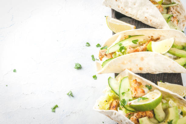 frische gesunde tacos - grilled chicken chicken corn salsa stock-fotos und bilder