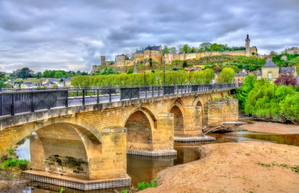 pont de chinon, un puente a través de la vienne en chinon, francia - chinon fotografías e imágenes de stock