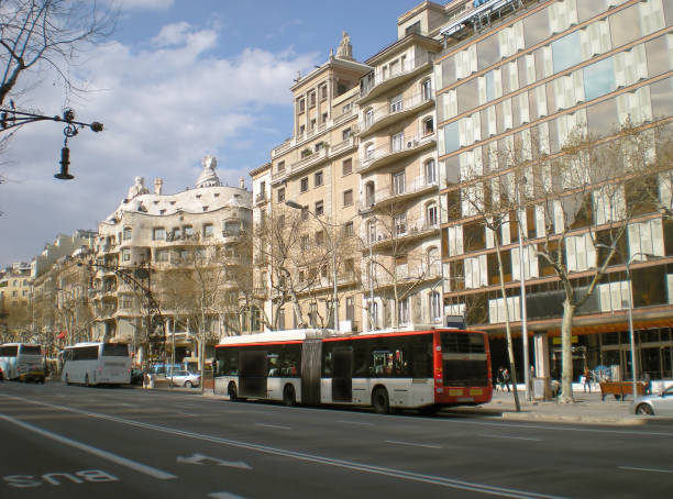 um dia típico em barcelona - barcelona la pedrera spain catalonia - fotografias e filmes do acervo