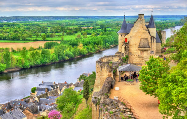 chateau de chinon en el valle del loira-francia - chinon fotografías e imágenes de stock