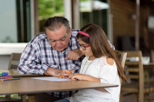 bambina con suo nonno - whispering grandparent child grandfather foto e immagini stock