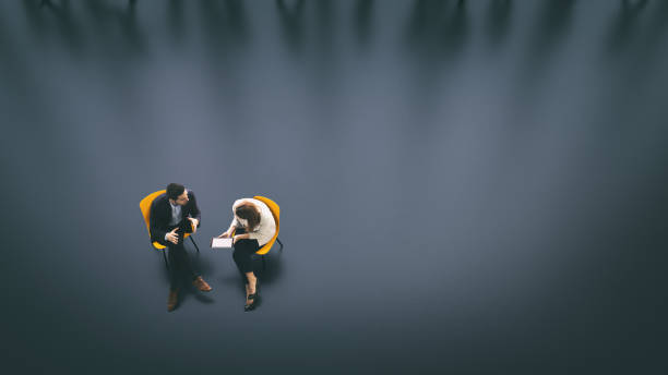 widok dwóch osób prowadzących działalność gospodarczą w holu - talking chair two people sitting zdjęcia i obrazy z banku zdjęć