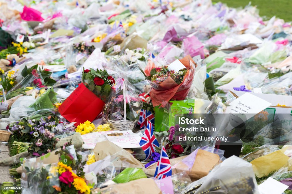 Londra (Regno Unito) - 1 aprile 2017: Parliament Square è stata coperta di fiori per le vittime di un attacco terroristico, Londra, Regno Unito. - Foto stock royalty-free di Composizione orizzontale