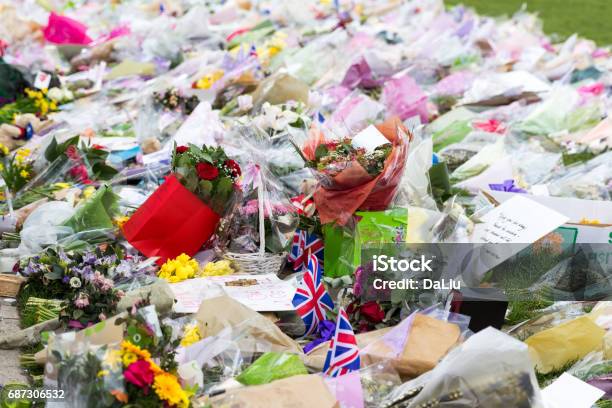 Londra 1 Aprile 2017 Parliament Square È Stata Coperta Di Fiori Per Le Vittime Di Un Attacco Terroristico Londra Regno Unito - Fotografie stock e altre immagini di Composizione orizzontale