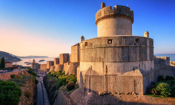 башня минхта и городские стены дубровника, хорватия - fort fortified wall castle stone стоковые фото и изображения