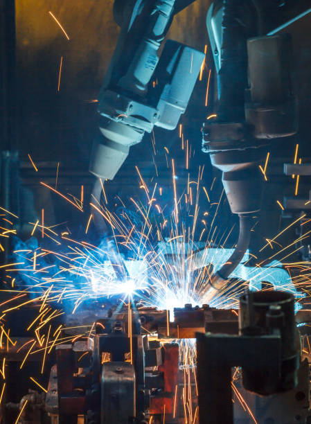 movimento robot di saldatura in una fabbrica di automobili, - single line metal industry construction foto e immagini stock
