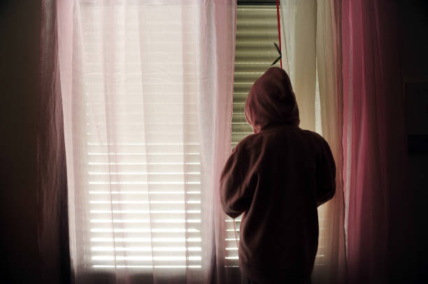 jeune fille souffre de la violence domestique - exploitation photos et images de collection