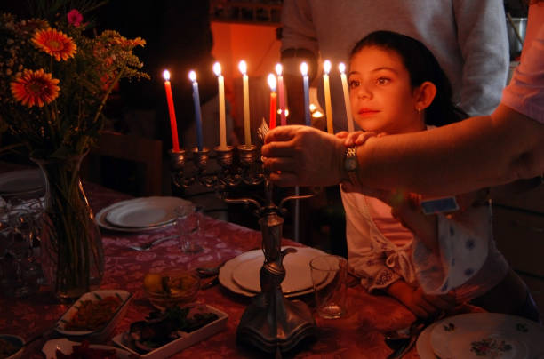 vacaciones judías hanukkah - menorah hanukkah israel judaism fotografías e imágenes de stock