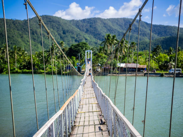 puente oscilante en baler, filipinas - baler fotografías e imágenes de stock