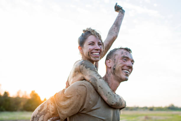 les partenaires  - mud run photos et images de collection