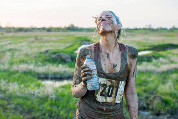 arrêter de boire - mud run photos et images de collection