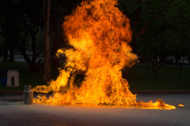 gás explosivo do tanque de gás e chama - liquid propane gas - fotografias e filmes do acervo