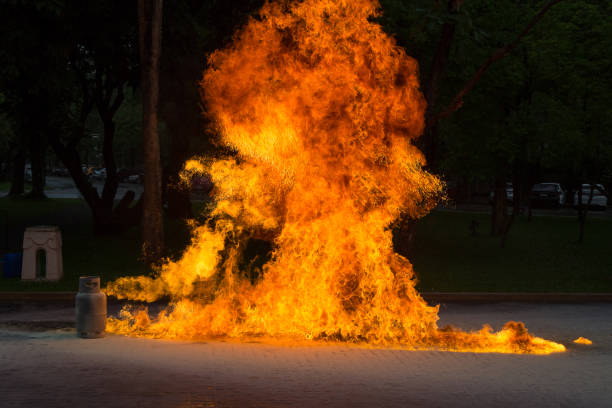 газовое пламя и взрывчатка из газового баллона - liquid propane gas стоковые фото и изображения