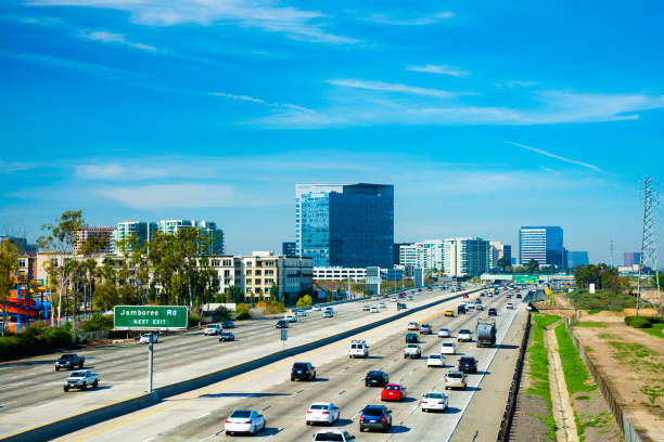 skyline del complesso aziendale di irvine e l'autostrada 405 - irvine california california orange county traffic foto e immagini stock