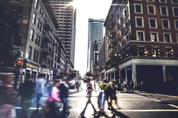 people on street of downtown san fransisco - san francisco bay area fotos imagens e fotografias de stock