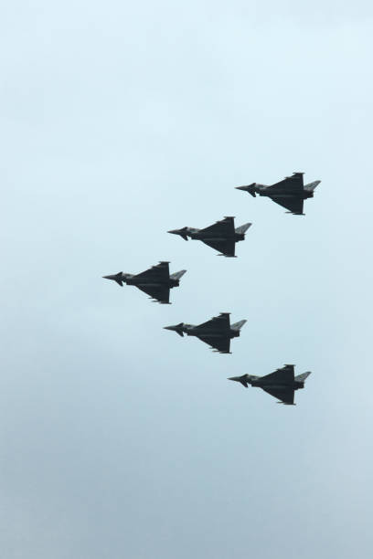 tajfun fgr4 w formacji strzałek - military airplane military eurofighter typhoon zdjęcia i obrazy z banku zdjęć