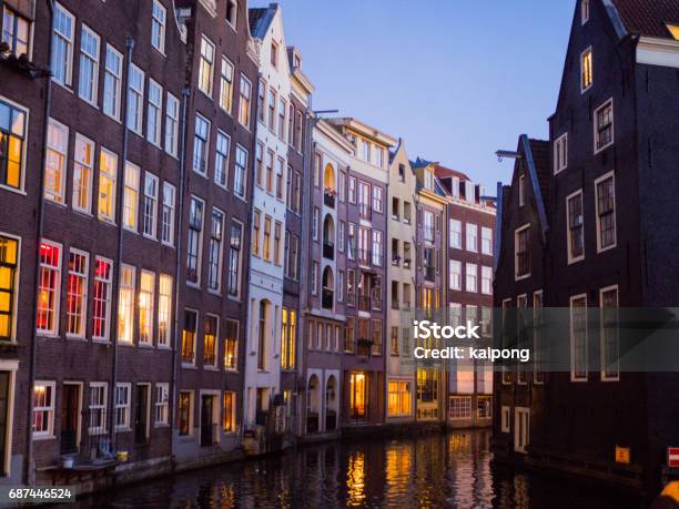 Photo libre de droit de Ville Deurope Floue Découvre Bâtiments Colorés Sur Canal Nuit banque d'images et plus d'images libres de droit de Amsterdam