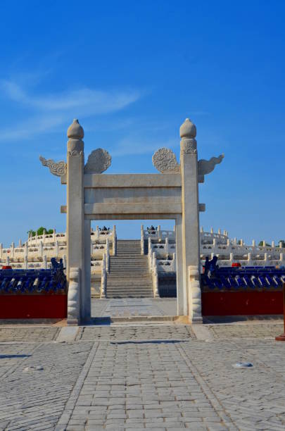 храм неба, вход в круговой алтарь yuanqiu в пекине, китай это религиозный комплекс, где императоры молятся небесам за хороший урожай - beijing temple of heaven temple door стоковые фото и изображения