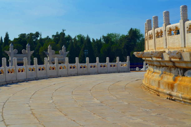 круглый алтарь yuanqiu в храме неба, пекин китай - beijing temple of heaven temple door стоковые фото и изображения