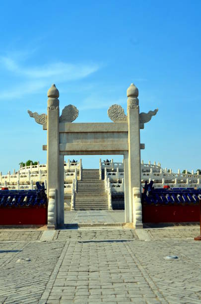 temple du ciel, entrée circulaire autel de yuanqiu à beijing, en chine, c’est le complexe religieux où les empereurs prient le ciel pour les bonnes récoltes - beijing temple of heaven temple door photos et images de collection