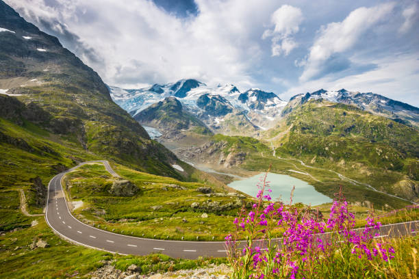 tortuosa strada del passo di montagna nelle alpi - switzerland lake mountain landscape foto e immagini stock