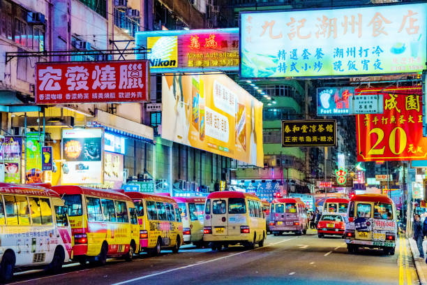 scène de rue de hong kong traditionnel - hong shopping night skyline photos et images de collection