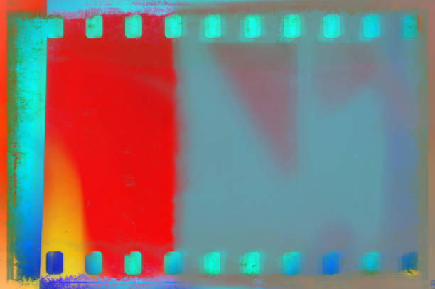 винтажная пленка полоса кадра на старом и поврежденном бумажном фоне. синие и красные тона. - film reel photography dirty film industry stock illustrations