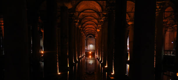 die basilika-zisterne - unterirdische wasserreservoir. istanbul, türkei - istanbul yerebatan saray reflection turkey stock-fotos und bilder